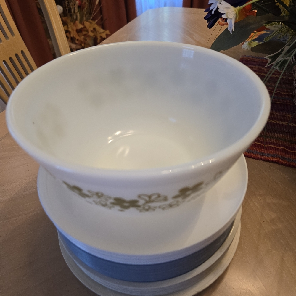 PYREX 402 — 7.25" — Spring Blossom Green (Crazy Daisy) — White with Green Flower - Picture 3 of 8
